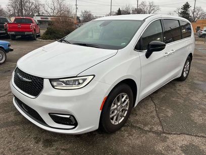 Used 2026 Chrysler Pacifica Select