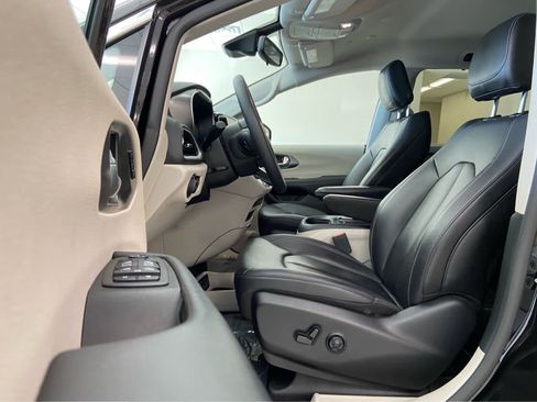 Used 2024 Chrysler Pacifica Touring-L FWD image 14