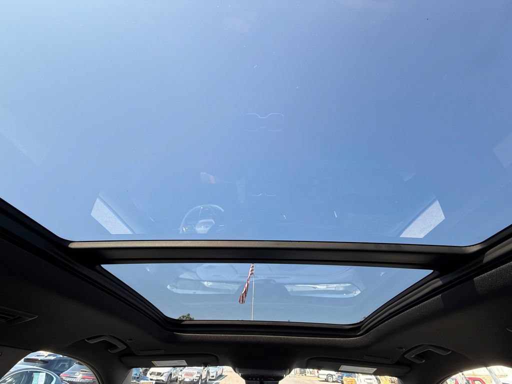 Used 2025 Chevrolet Traverse RS FWD image 24
