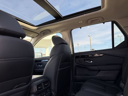 Used 2025 Honda Pilot Touring image 17