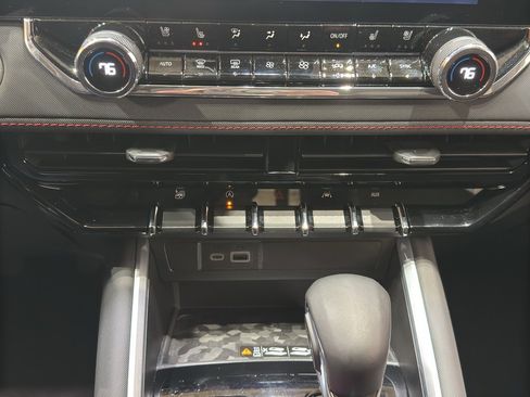 Used 2024 Chevrolet Colorado Z71 w/ Z71 Convenience Package 2 image 31