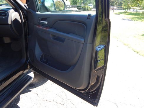 Used 2013 Chevrolet Avalanche LT image 19