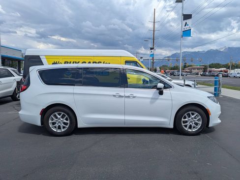 Used 2022 Chrysler Voyager LX FWD image 2