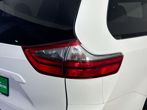 Used 2020 Toyota Sienna XLE FWD image 32