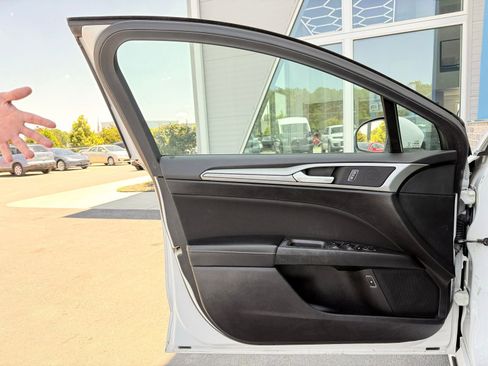 Used 2019 Ford Fusion SE FWD image 11