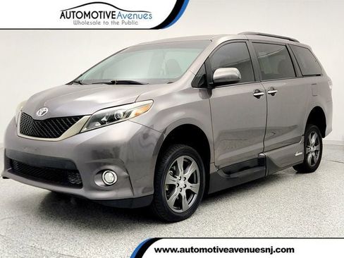 Used 2017 Toyota Sienna SE Premium FWD image 1