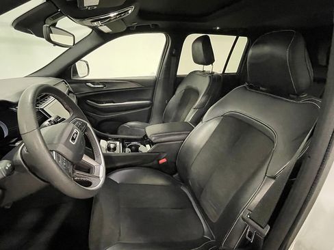 Used 2023 Jeep Grand Cherokee Altitude image 3