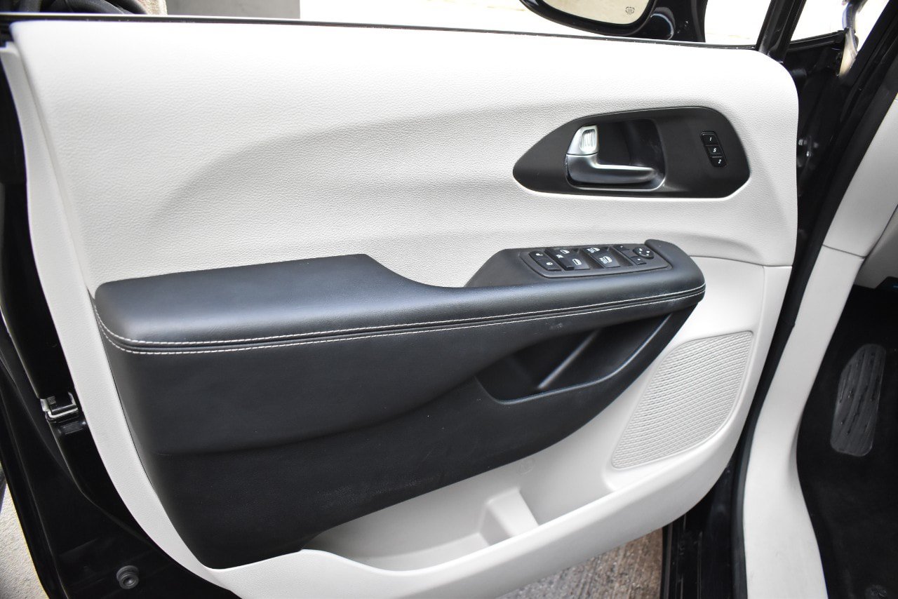 Used 2024 Chrysler Pacifica Touring-L FWD image 36