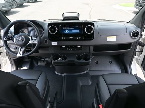 Used 2025 Mercedes-Benz Sprinter 2500 image 24