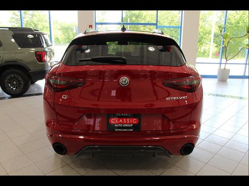 Used 2022 Alfa Romeo Stelvio Veloce AWD/4WD image 6