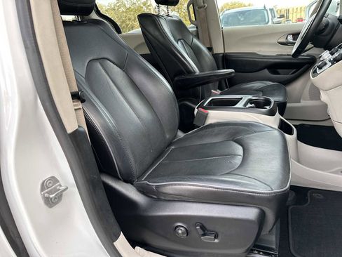 Used 2018 Chrysler Pacifica Limited image 31