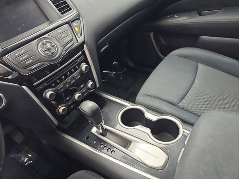 Used 2017 Nissan Pathfinder SV image 23