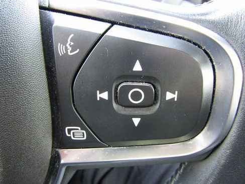 Used 2019 Volvo XC60 T5 Momentum w/ Premium Package image 17