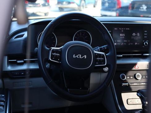 Used 2023 Kia Carnival LX image 9