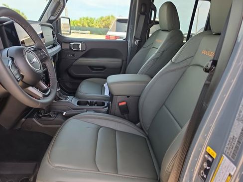 Used 2025 Jeep Gladiator Mojave AWD/4WD image 12
