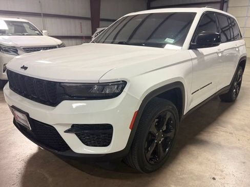 Used 2023 Jeep Grand Cherokee Altitude AWD/4WD image 6