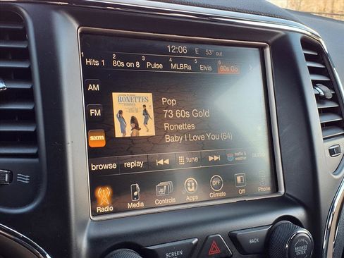 Used 2017 Jeep Grand Cherokee Limited image 12