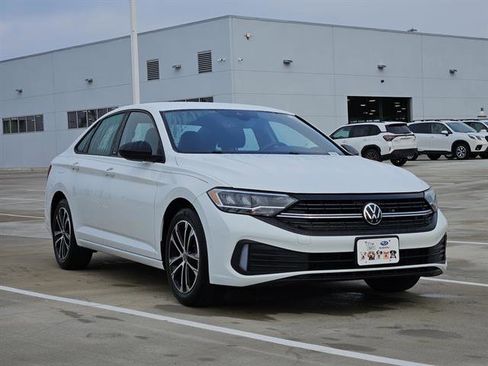 Used 2023 Volkswagen Jetta Sport image 2