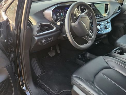 Used 2025 Chrysler Pacifica Select FWD image 3