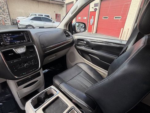Used 2016 Chrysler Town & Country Touring-L FWD image 34