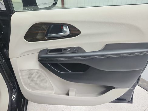 Used 2023 Chrysler Pacifica Limited FWD image 50