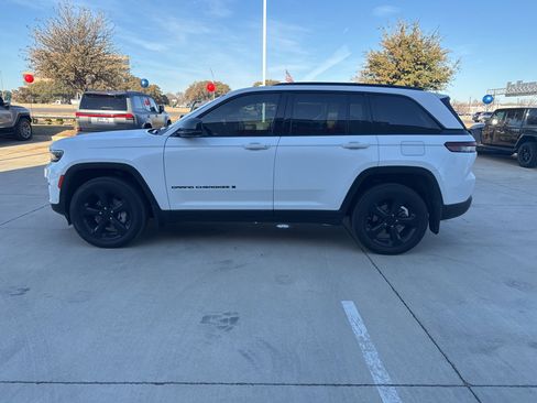 Used 2024 Jeep Grand Cherokee Limited w/ Luxury Tech Group II image 3