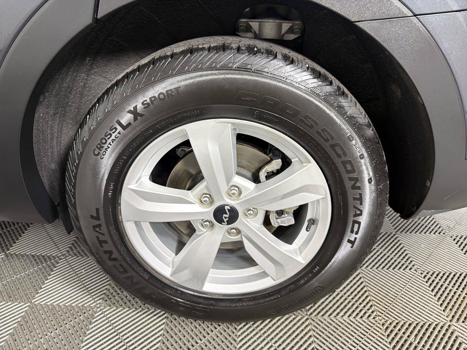Used 2023 Kia Sorento LX FWD image 17