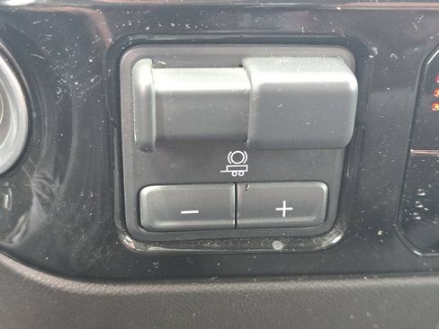 Used 2023 Chevrolet Silverado 1500 LT AWD/4WD image 30