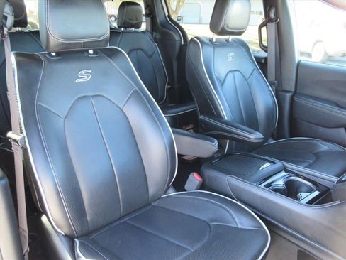 Used 2025 Chrysler Pacifica Limited FWD image 7