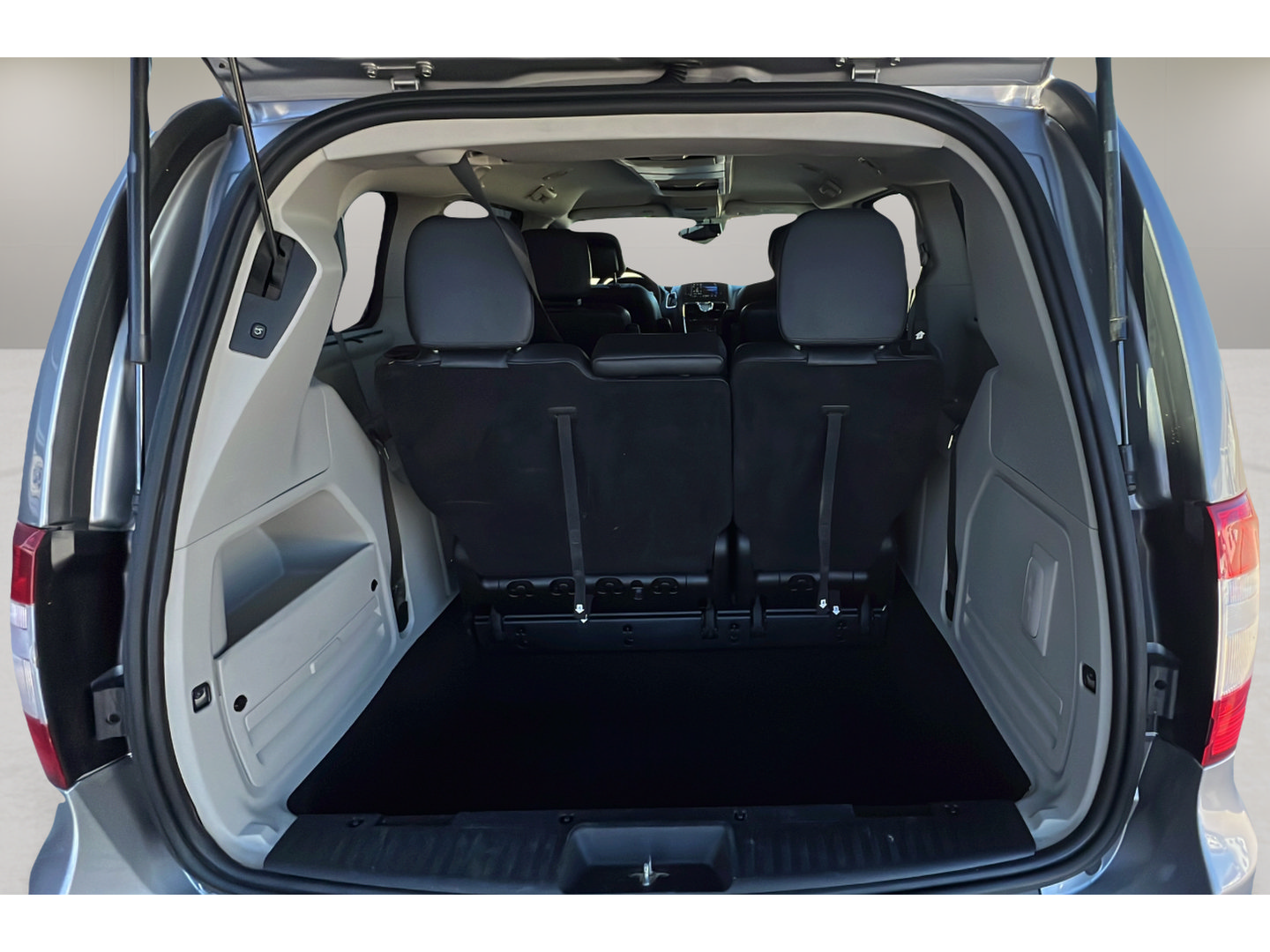 Used 2014 Chrysler Town & Country Touring-L w/ Driver Convenience Group FWD image 30