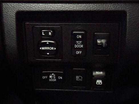 Used 2018 Toyota Tundra SR5 AWD/4WD image 28