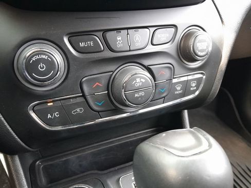 Used 2021 Jeep Cherokee Limited w/ Elite Package AWD/4WD image 31