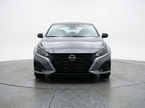 Used 2025 Nissan Altima 2.5 SV image 2