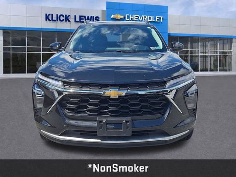 Used 2025 Chevrolet Trax LT w/ Driver Confidence Package FWD image 2