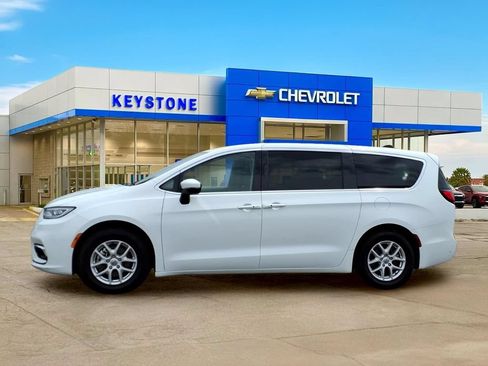 Used 2023 Chrysler Pacifica Touring-L FWD image 4
