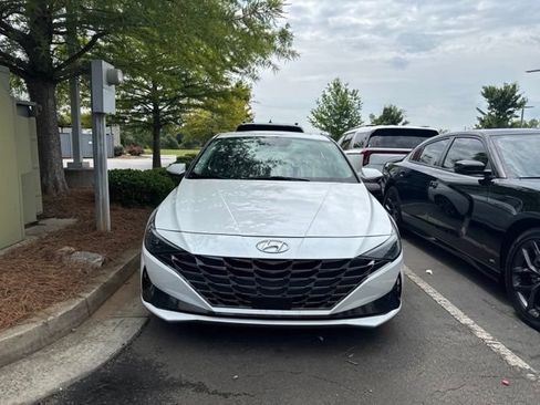 Used 2022 Hyundai Elantra Limited w/ Cargo Package FWD image 5