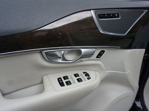 Used 2017 Volvo XC90 T6 Momentum w/ Vision Package image 3