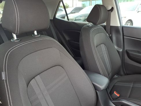 Certified 2025 Hyundai Venue SEL image 12