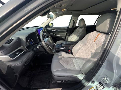 Used 2023 Toyota Highlander Bronze Edition image 10