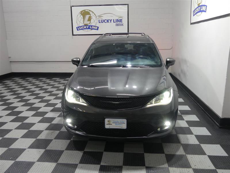 Used 2019 Chrysler Pacifica Limited w/ Advanced Safetytec Group FWD image 3