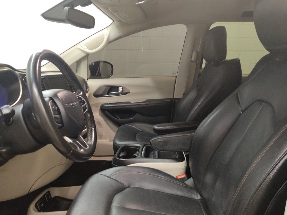 Used 2020 Chrysler Pacifica Touring-L FWD image 17