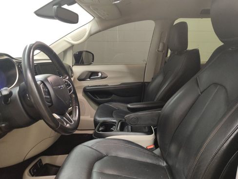 Used 2020 Chrysler Pacifica Touring-L FWD image 17