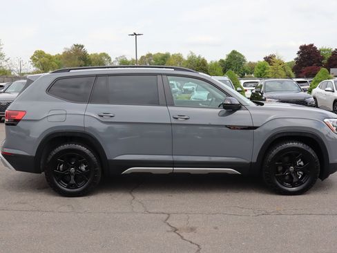 Used 2025 Volkswagen Atlas Peak Edition SE AWD/4WD image 4