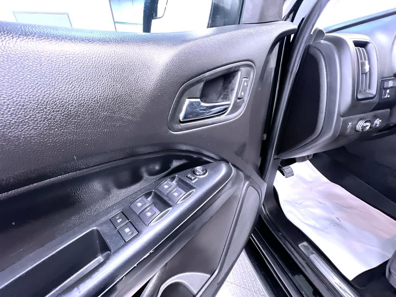 Used 2019 Chevrolet Colorado ZR2 w/ ZR2 Midnight Special Edition AWD/4WD image 12