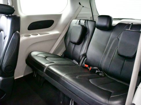 Used 2024 Chrysler Pacifica Touring-L image 21