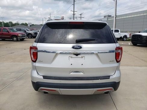 Used 2017 Ford Explorer XLT w/ XLT Technology Feature Bundle AWD/4WD image 5