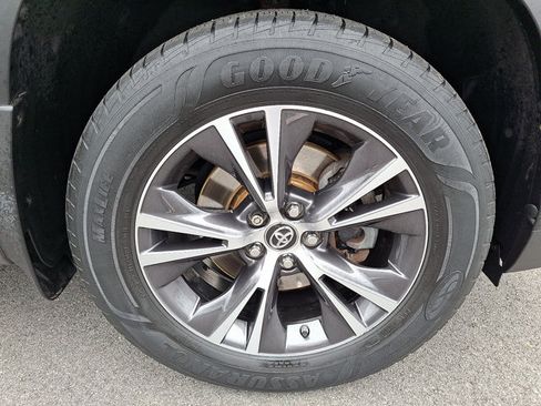 Used 2018 Toyota Highlander LE w/ Protection Package #3 AWD/4WD image 9