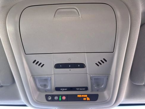 Used 2024 GMC Terrain SLT image 21