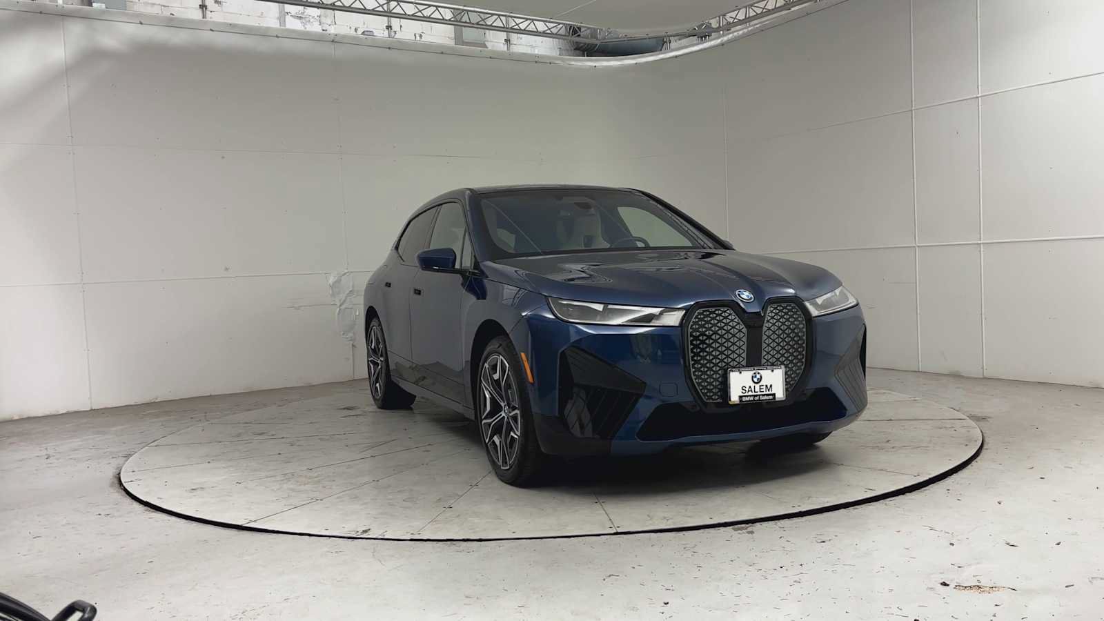 Used 2024 BMW iX xDrive50 w/ Premium Package AWD/4WD image 3