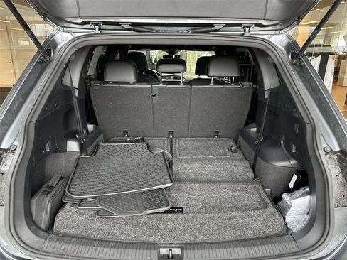 Used 2022 Volkswagen Tiguan SE R-Line image 26